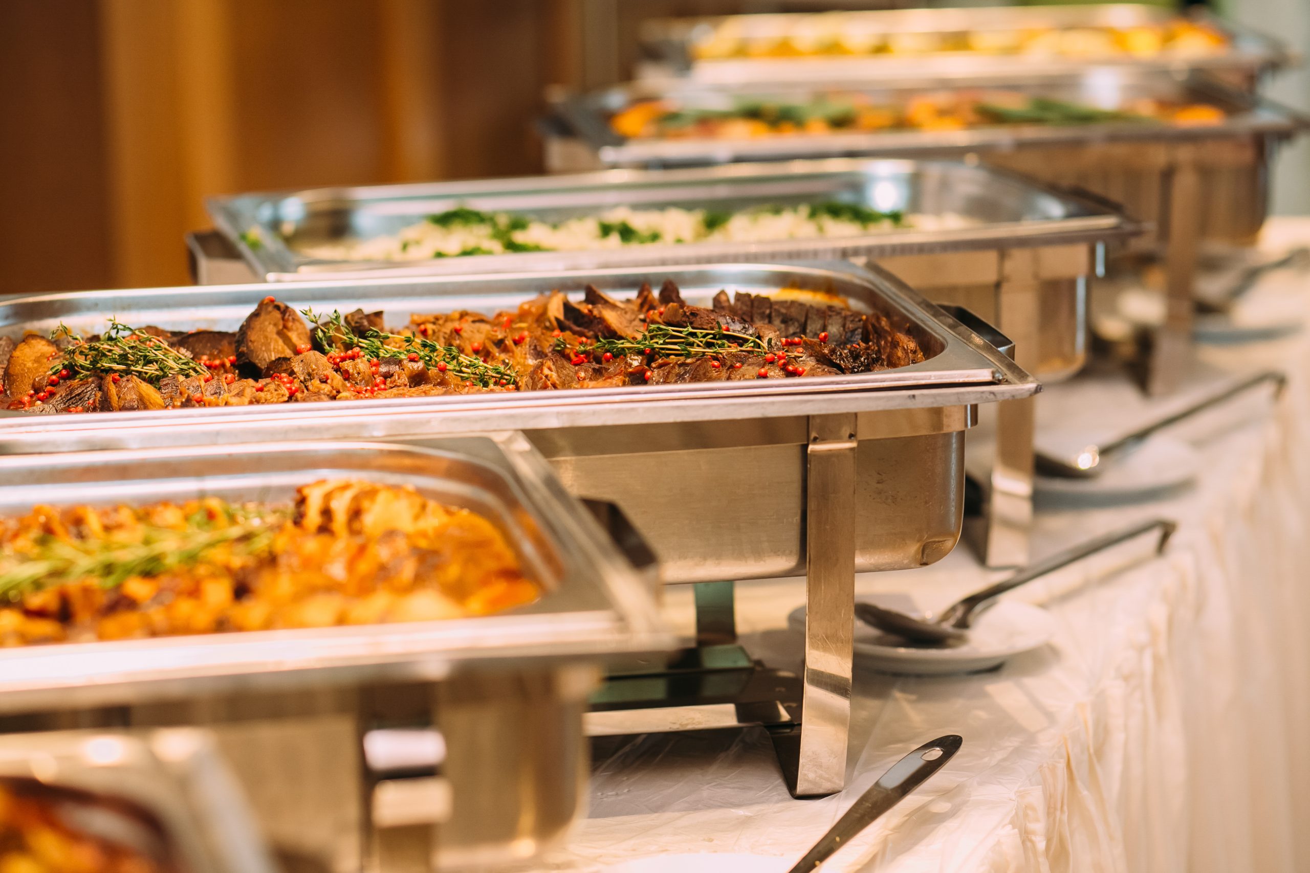 Liebevoll angerichtetes Catering-Buffet